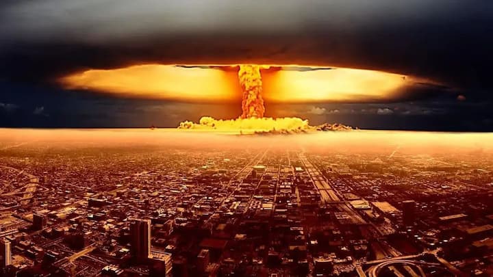 एटम बम की ताकत किलोटन में मापी जाती है, यानी हजारों टन टीएनटी के बराबर. उदाहरण के लिए, हिरोशिमा पर गिराए गए बम की क्षमता करीब 15 किलोटन थी.