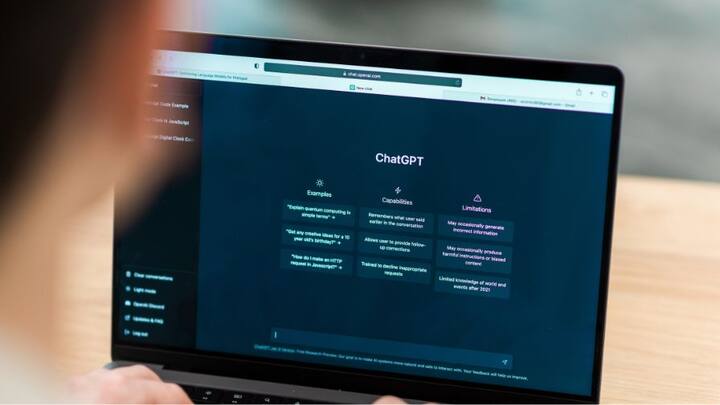 চ্যাটজিপিটি এখন আমাদের জীবনের এক অপরিহার্য অঙ্গ হয়ে উঠেছে। যে কোনও সমস্যার সমাধানে আমরা এখন অনেকেই গুগল সার্চের বদলে চ্যাটজিপিটি ব্যবহার করে থাকি।