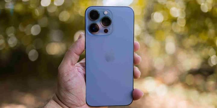 अक्टूबर 2024 में इंडोनेशिया के उद्योग मंत्रालय ने iPhone 16 पर प्रतिबंध लगाया क्योंकि Apple ने देश में 40 प्रतिशत तक कंपोनेंट्स का स्थानीयकरण (local content requirement) पूरा नहीं किया. Apple ने निवेश का वादा किया था लेकिन उसने 1.71 ट्रिलियन रुपिया के वायदे में से केवल 1.48 ट्रिलियन रुपिया ही निवेश किए जिससे TKDN/IMEI प्रमाणपत्र जारी नहीं हो सका और फोन की बिक्री अवैध घोषित हो गई.