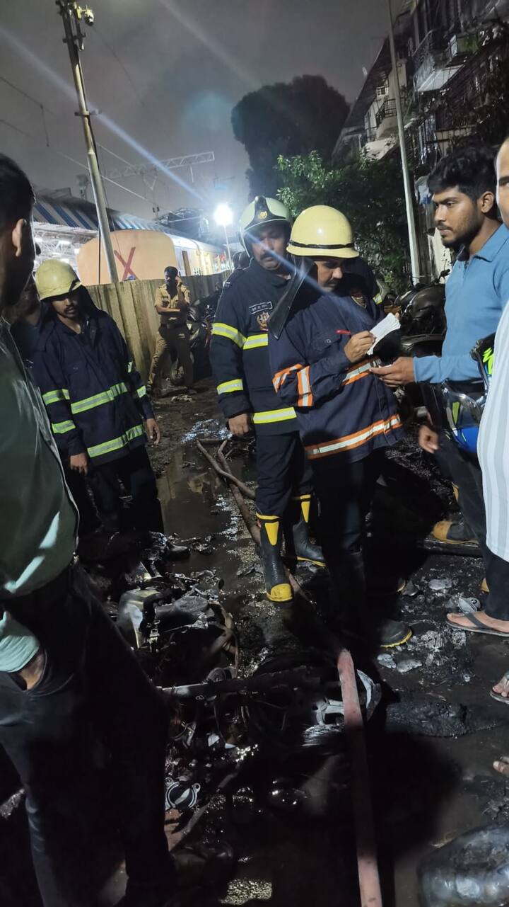 आगीचं नेमकं कारण काय? याचा शोध माटुंगा पोलिस घेत आहेत. आग लागली की आग लावण्यात आली अशीही चर्चा परिसरात होत आहे.