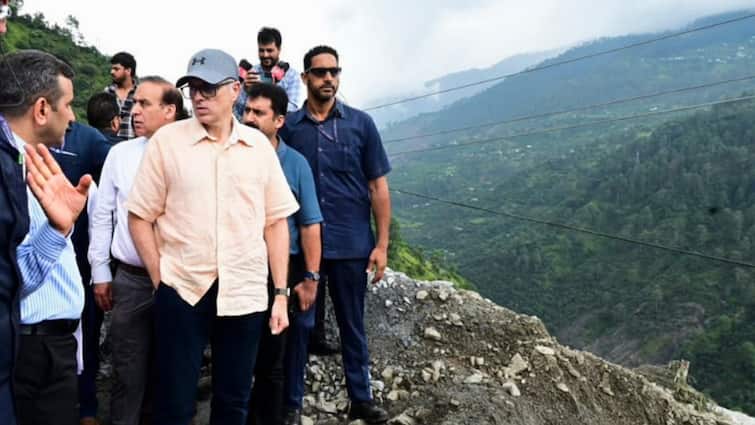 <div>J&K Floods: CM Abdullah Reviews Situation; Schools Shut, NH Closed Amid Incessant Rain</div>