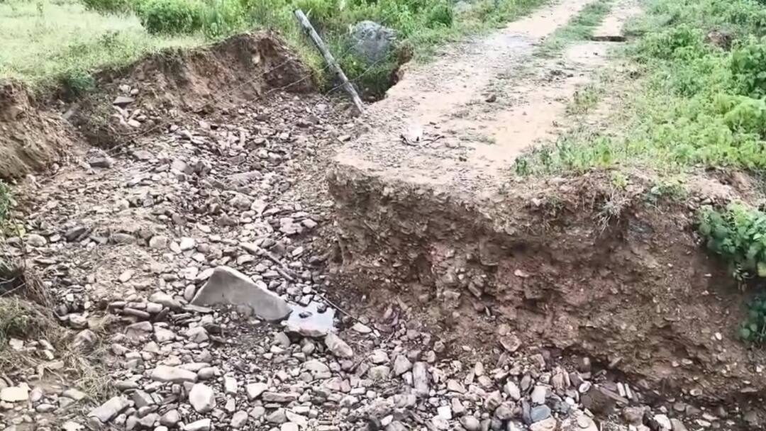 Madhya Pradesh sidhi corruption road bridge rain damage ann सीधी: एक करोड़ 45 लाख का विकास कार्य जमीदोंज, तिनके की तरह बिखर गया पुल