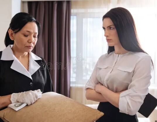 होटल स्टाफ के साथ बदतमीजी: कभी भी होटल स्टाफ से रुखा व्यवहार न करें. अच्छे बर्ताव से आपको बेहतर सर्विस और तुरंत मदद मिल सकती है.