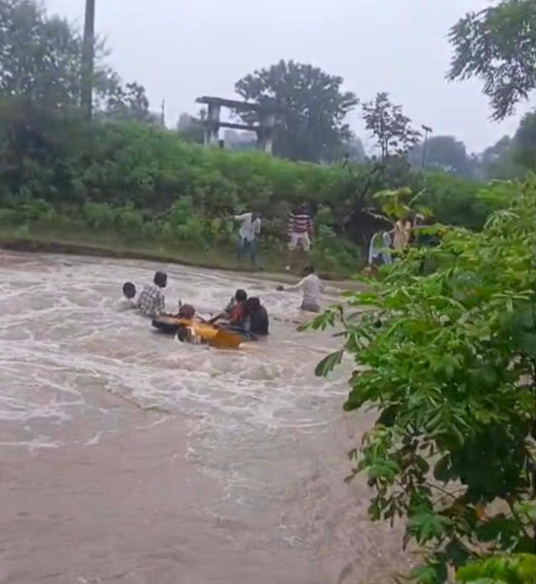 Adilabad Latest News: ఆదిలాబాద్ జిల్లాలో డ్రైవర్ అత్యుత్సాహం- ప్రమాదంలో కొట్టుకుపోయిన ప్రయాణికులు