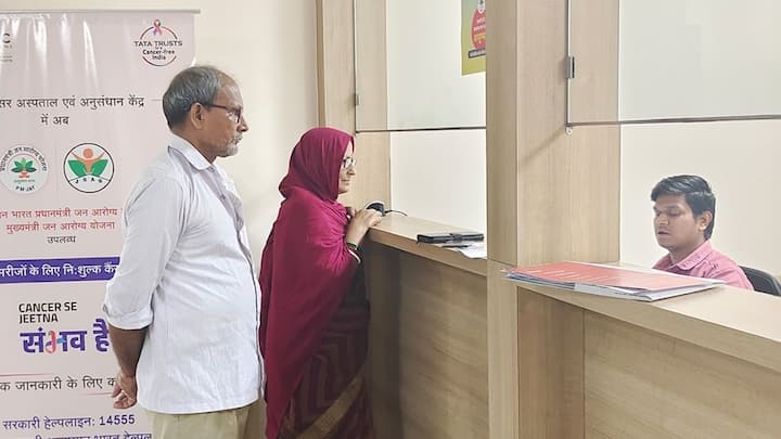 आयुष्मान भारत योजना में देशभर के करोड़ों परिवारों को सालाना 5 लाख तक फ्री इलाज का फायदा मिलता है. इसमें प्राइवेट और गवर्नमेंट दोनों तरह के अस्पतालों को जोड़ा गया है. यह स्कीम खासकर उन लोगों के लिए बनाई गई है जो गरीब तबके से आते हैं.