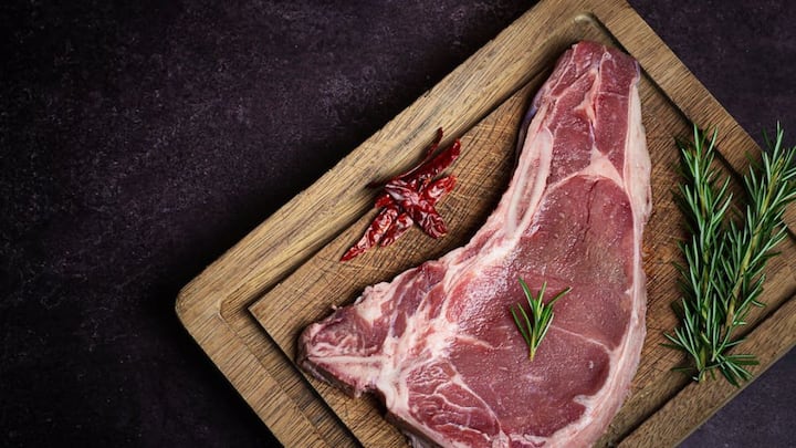 झटका का मतलब है किसी जानवर की गर्दन को तेज धार वाले हथियार से एक ही बार में काट देना. माना जाता है कि इस प्रक्रिया में जानवर को मारने से पहले उसे बेहोश कर दिया जाता है, ताकि वह दर्द महसूस न कर सके.