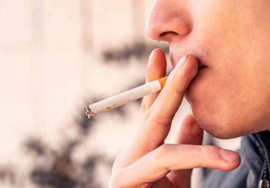 कमरे में स्मोकिंग करना: अगर होटल में स्मोकिंग नॉन-अलाउड है और आप फिर भी ऐसा करते हैं, तो न केवल जुर्माना लग सकता है बल्कि होटल स्टाफ से अनावश्यक झंझट भी खड़ा हो सकता है.