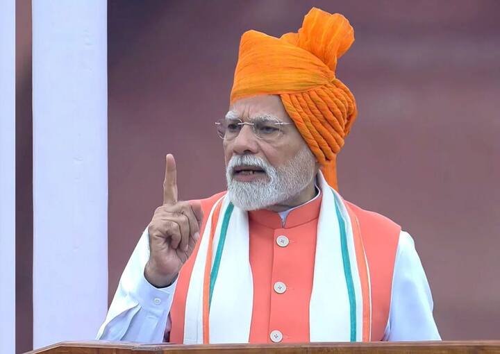 ज्या गोष्टींवर आधी 28 टक्के जीएसटी लागायचा त्यावर आता 18 टक्के जीएसटी लागणार आहे. त्याचबरोबर ज्या गोष्टींवर आधी 12 टक्के जीएसटी लागायचा, त्यावर आता पाच टक्के जीएसटी लागणार आहे. तर काही वस्तूंवरील जीएसटी हा शून्य टक्के करण्यात आला आहे. नवीन जीएसएटी स्लॅबनूसार काय काय स्वस्त आणि काय महाग होणार, हे जाणून घ्या...