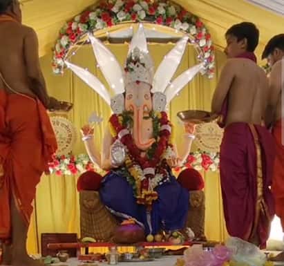 Ganeshotsav 2025 : तत्कालीन निझाम सरकारने परवानगी नाकारल्याने या गणपतीची स्थापना भाद्रपद एकादशीच्या दिवशी आणि विसर्जन पाच दिवसांनी पौर्णिमेला करण्यात येते.