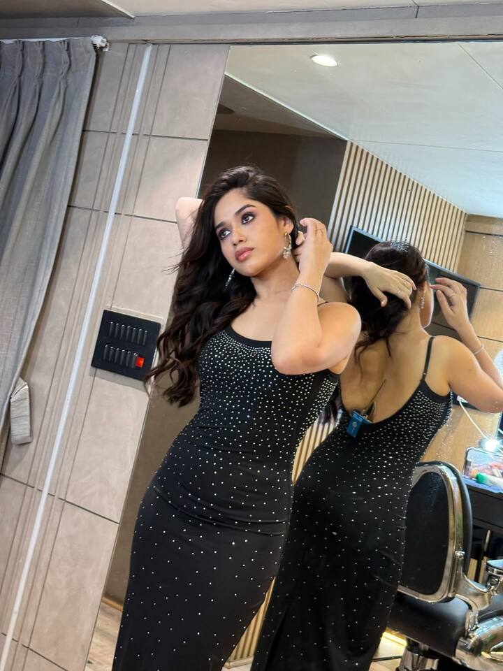 Jannat is wreaking havoc in this black color dress. He has posted a lot with silver earrings and open hair.