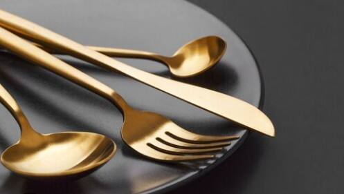 होटल की चीजें चोरी करना: अक्सर लोग होटल के तौलिए, चम्मच या डेकोरेशन आइटम उठाकर ले आते हैं. ये आदत न केवल गलत है बल्कि होटल की पॉलिसी के हिसाब से आपके बिल में एक्स्ट्रा चार्ज भी जुड़ सकते हैं.