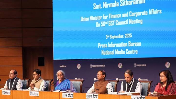 नवी दिल्लीत जीएसटी कौन्सिलची महत्त्वाची बैठक पार पडली. त्यामध्ये हा मोठा निर्णय घेण्यात आला. स्वातंत्र्यदिनीच्या भाषणामध्ये पंतप्रधान नरेंद्र मोदी यांनी जीएसटीमध्ये बदल होणार असे सांगितले होते. त्यावर आता बैठकीत निर्णय झाला देशात लागू असलेल्या 12 टक्के आणि 28 टक्क्यांचा स्लॅब रद्द करण्याचा निर्णय घेण्यात आला.