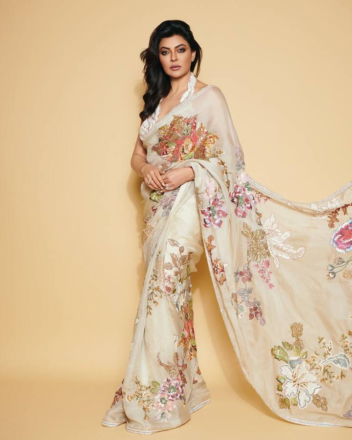 Everyone was lost in her seeing Sushmita Sen in a saree. Seeing Sushmita, Shahrukh also used to sit on his knees.