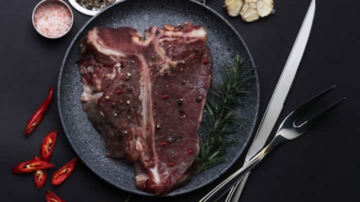 झटका के समर्थकों का कहना है कि इससे जानवर को कम पीड़ा होती है और एक ही झटके में उसकी जान चली जाती है. झटका पद्धति मुख्य रूप से हिंदू और सिख परंपरा से जुड़ी है.