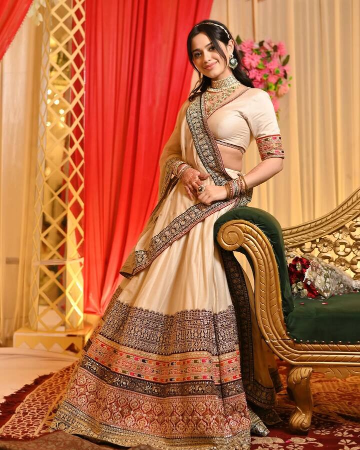 Paradise wearing off white embodied lehenga and heavy jewelery is offering absolutely Queen Vibes. The praise of his look is less.