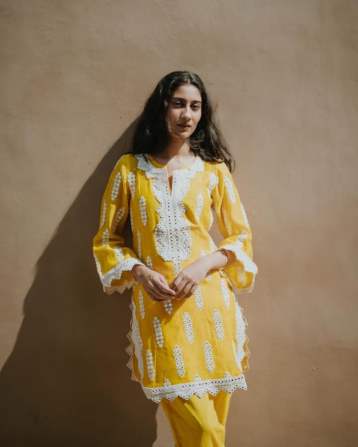 रेने सेन का जन्म 6 सितंबर 1999 को हुआ था और साल 2024 में उनकी उम्र 25 साल है. उनका बचपन मुंबई में बीता और उन्हें कभी किसी चीज की कमी महसूस नहीं हुई. रेने, सुष्मिता सेन की गोद ली हुई बेटी हैं. सुष्मिता ने साल 2000 में, जब रेने सिर्फ कुछ महीने की थीं, तब उन्हें गोद लिया था. सुष्मिता सेन मिस यूनिवर्स 1994 रह चुकी हैं और उन्होंने बॉलीवुड की कई हिट फिल्मों में काम किया है.