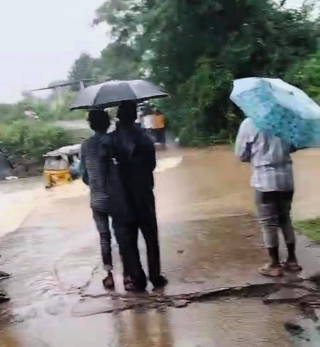 Adilabad Latest News: ఆదిలాబాద్ జిల్లాలో డ్రైవర్ అత్యుత్సాహం- ప్రమాదంలో కొట్టుకుపోయిన ప్రయాణికులు