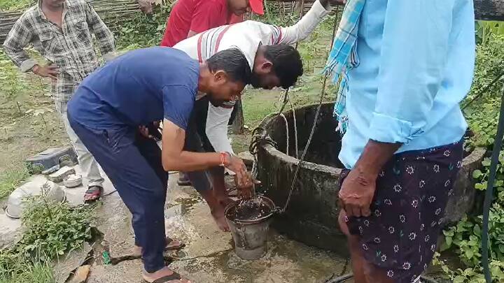 या विहिरीतून बुडबुडे आणि वाफाही निघताना दिसून येतात. या घटनेचा अनुभव घेण्यासाठी परिसरातील अनेक नागरिक गावात जात असून विहिरीतून पाणी काढून कुतूहलाने तपासणी करत आहेत.