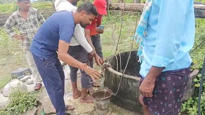 गावातील स्थानिक रहिवाशी श्रीधर दुग्गीरालापाटी यांनी याबाबत माहिती देताना विहिरीच्या पाण्यात हात घातल्या तुम्हाला चटका बसतो, 6 महिन्यांपासून हे असंच सुरू असल्याचं त्यांनी म्हटलं.