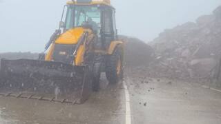 सिंधुदुर्ग ते कोल्हापूर जोडणाऱ्या तळेरे गगनबावडा राष्ट्रीय महामार्गावर दरड कोसळली, वाहतूक बंद