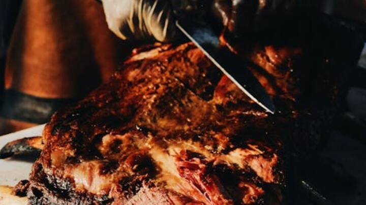 झटका मीट को लेकर वैज्ञानिक दृष्टिकोण भी सामने आते हैं. झटका से काटे गए जानवर में तुरंत ब्लड क्लॉटिंग यानि खून जमना शुरू हो जाता है. इससे जानवर का खून पूरी तरह बाहर नहीं निकल पाता और मांस के टुकड़ों में जम जाता है.