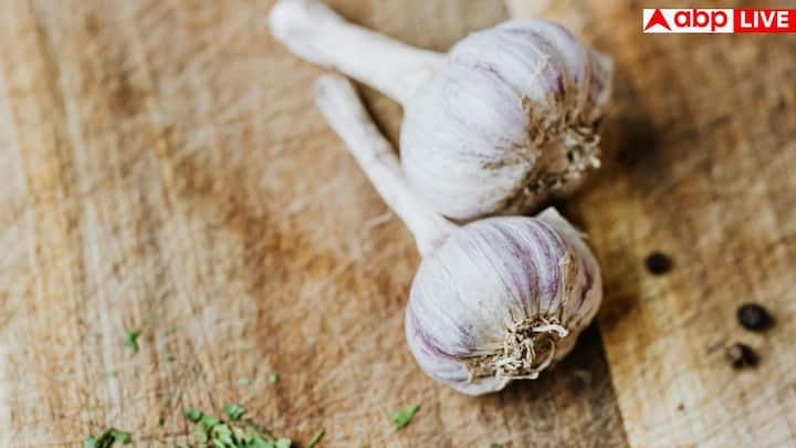 Recently, a case of fake garlic made of cement came to light in Akola district of Maharashtra. This can be extremely dangerous for health. Therefore it is necessary to identify real and fake garlic.