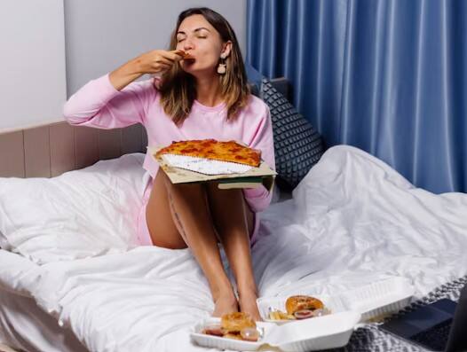 खाने-पीने का सामान बेड पर फैलाना: होटल रूम साफ-सुथरा रखने की जिम्मेदारी आपकी भी होती है. बेड पर खाना-पीना न फैलाएं, वरना कीड़े लग सकते हैं और आपके लिए माहौल असहज हो सकता है.