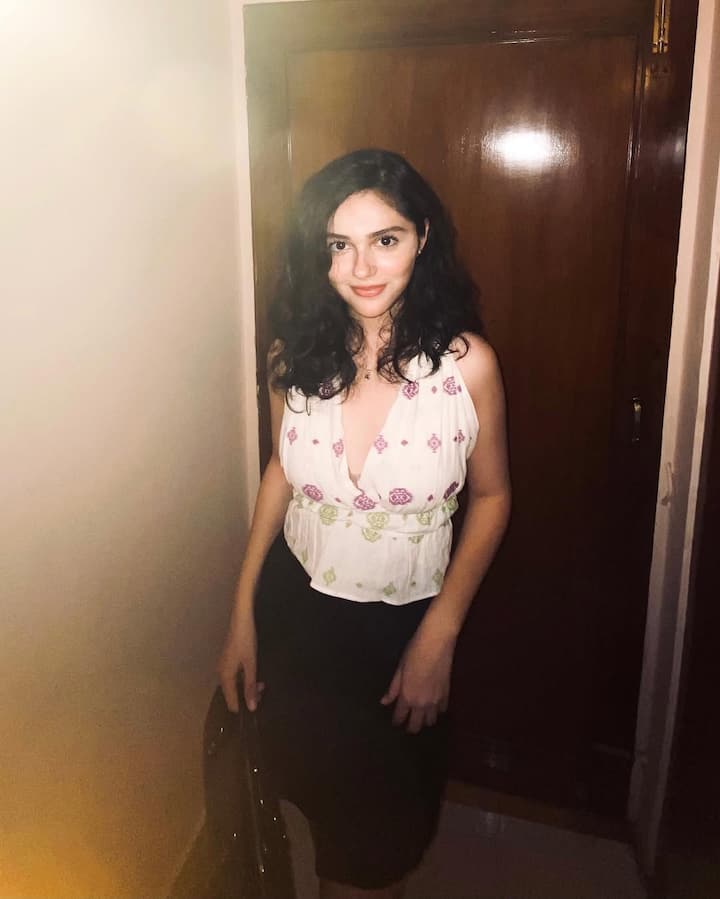This look of Anit is very simple. She is wearing a black skirt with a white printed sleeveless top. Open hair and light smiles are making his look even more natural. This outfit is perfect for both party or casual night out.