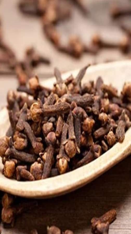 રોજ એક લવિંગ ચાવીને ખાવાના 8 ગજબ ફાયદા