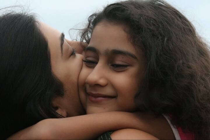 अभिनेत्री सुष्मिता सेन एक सिंगल मदर हैं. उन्होंने अपनी दोनों बेटियों को गोद लिया और बेहतरीन परवरिश भी की है. गुरुवार को उनकी बड़ी बेटी रेने सेन का जन्मदिन है. इस खास मौके पर सुष्मिता ने सोशल मीडिया पर तस्वीरें पोस्ट कीं.