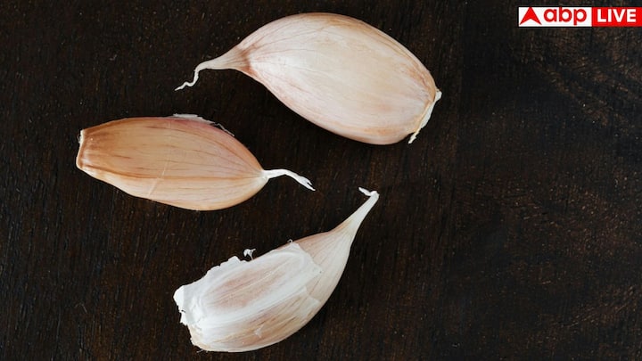 लेकिन अगर नकली लहसुन खा लिया जाए तो गंभीर नुकसान हो सकते हैं. सीमेंट मिला लहसुन उल्टी, पेट दर्द, डायरिया और यहां तक कि आंतरिक अंगों को नुकसान पहुंचा सकता है. इसके अलावा सीमेंट का धूल सांस के जरिए फेफड़ों को भी प्रभावित कर सकती है.