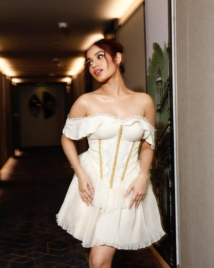 In this white mini frock, Jannat looks exactly like a nymph. With Messi Ban, he has completed his look which is being felt on him as usual.
