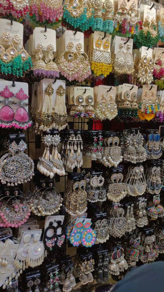 Madhya Pradesh की इस मार्केट में डिज़ाइनर कान के झुमकों का शानदार कलेक्शन