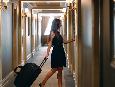 सेफ्टी को इग्नोर करना: होटल में रखे सेफ्टी गाइडलाइन या इमरजेंसी एग्ज़िट रूट्स को नजरअंदाज न करें. ट्रिप सुरक्षित रहे, इसके लिए इनका पालन करना जरूरी है.