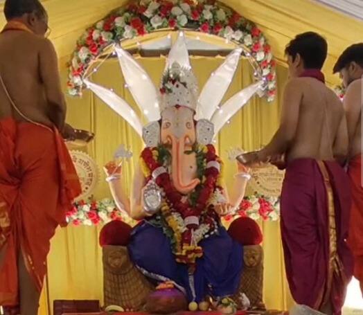 नवसाला पावणारा गणपती म्हणून ख्याती असलेल्या बीडच्या माजलगाव येथील निजामकालीन टेंबे गणपतीची  स्थापना करण्यात आलीय.