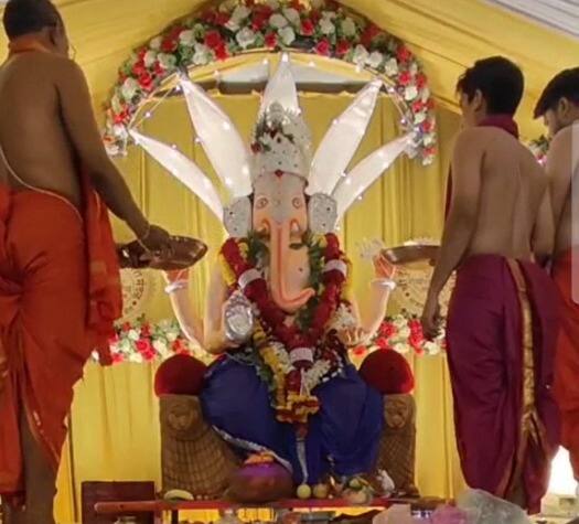 एवढी वर्षे लोटली,काळ बदलला तरीदेखील इकोफ्रेंडली मूर्तीची परंपरा मंडळाने आजही टिकविलेली आहे.