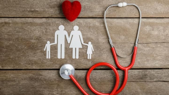 लेकिन सवाल यह है कि कौन सी योजना से लोगों को ज्यादा फायदा मिल रहा है और कैसे. अक्सर लोग नेशनल और स्टेट लेवल की हेल्थ स्कीम्स को लेकर कन्फ्यूज रहते हैं. कई बार एक ही परिवार को अलग-अलग ऑप्शंस मिलते हैं और उन्हें समझ नहीं आता कि किस योजना में उन्हें ज्यादा बेनिफिट मिलेगा.