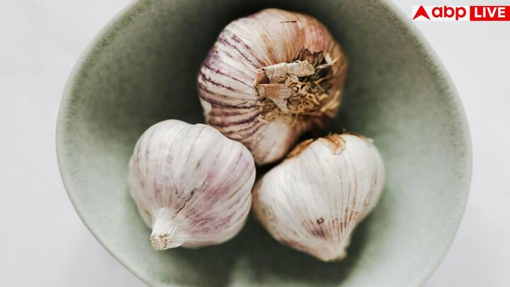 अब सवाल है, असली और नकली लहसुन की पहचान कैसे करें? पहला तरीका है रंग देखकर. अगर लहसुन बहुत ज्यादा सफेद और बिना दाग वाला लगे, तो शक करें, यह नकली हो सकता है.