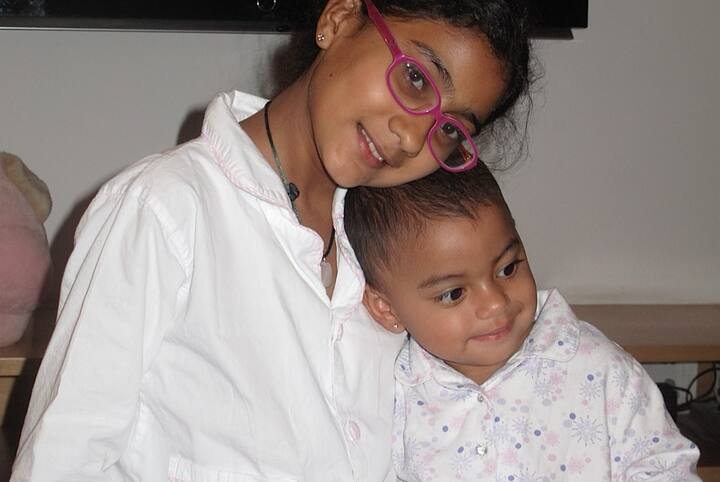 Talking about the pictures, in the first picture, actress is seen hugging Rene. At the same time, the second picture is old, in which Rene is sitting with her younger sister on her lap.