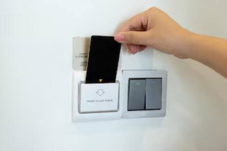 इलेक्ट्रॉनिक डिवाइस खुले में छोड़ना: अक्सर ट्रिप की जल्दबाजी में लोग चार्जर या इलेक्ट्रॉनिक आइटम्स कमरे में भूल जाते हैं. चेक-आउट से पहले इन्हें जरूर पैक करें वरना पूरी ट्रिप पर आपको दिक्कत होगी.