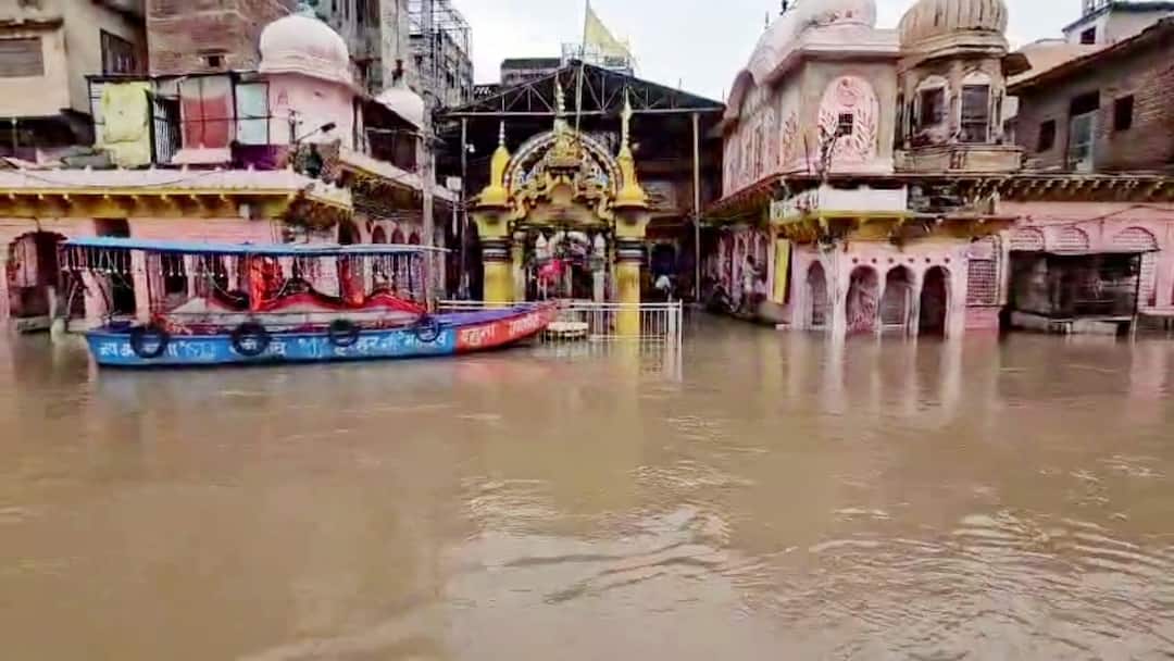 मथुरा में खतरे के निशान के पार पहुंची यमुना, कई गांवों का कटा संपर्क, नाव संचालन पर लगी रोक Mathura Yamuna River Cross Danger Sign Many villages lost contact ann मथुरा में खतरे के निशान के पार पहुंची यमुना, कई गांवों का कटा संपर्क, नाव संचालन पर लगी रोक