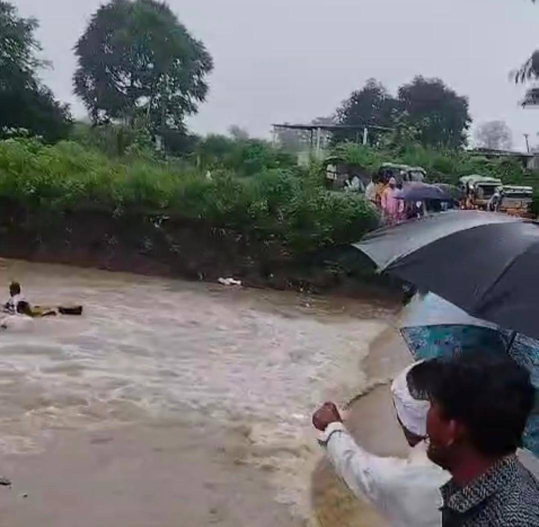 Adilabad Latest News: ఆదిలాబాద్ జిల్లాలో డ్రైవర్ అత్యుత్సాహం- ప్రమాదంలో కొట్టుకుపోయిన ప్రయాణికులు