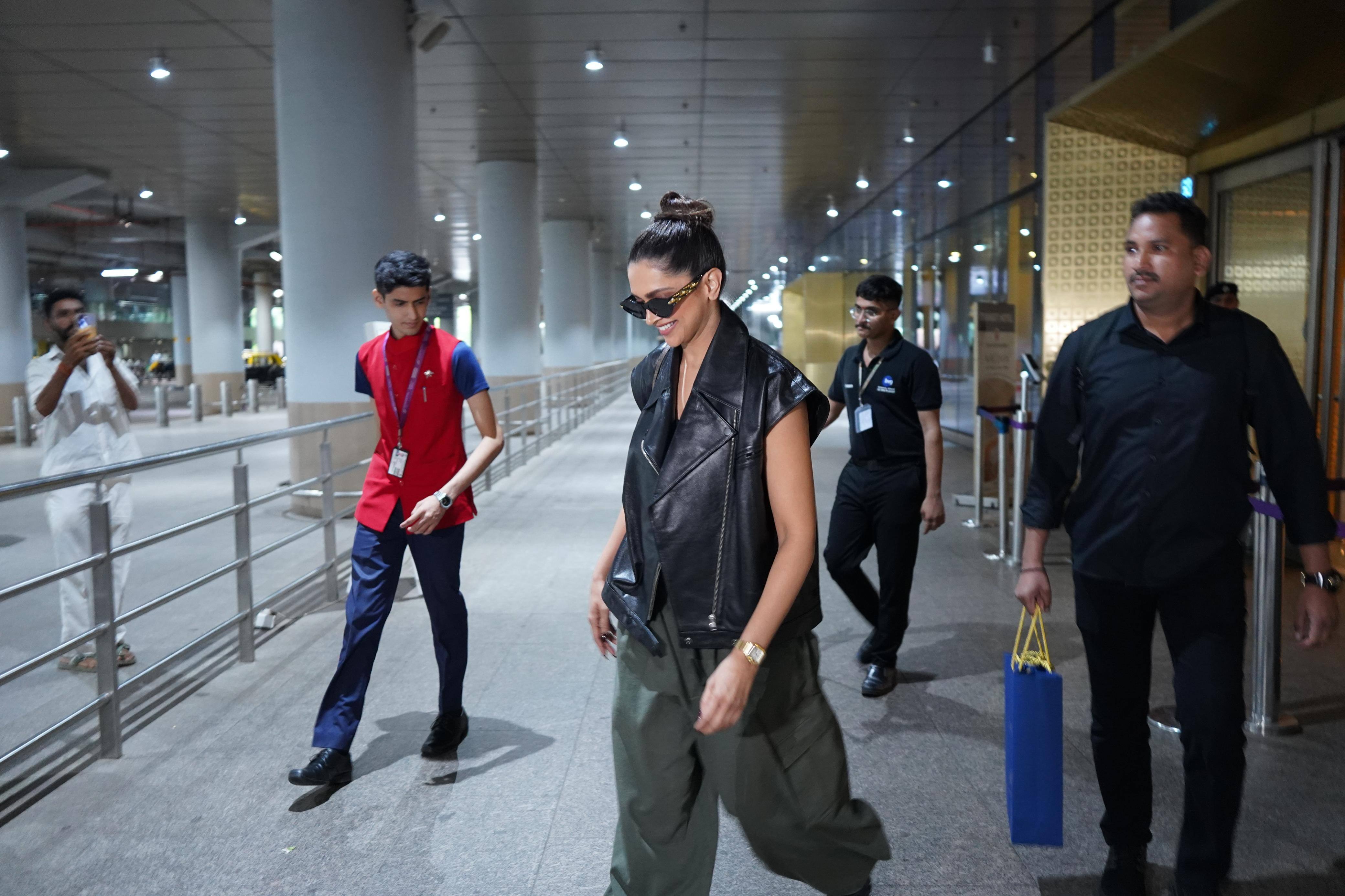 With this, he is wearing olive green baggy cargo pants which are making the look cool and comfortable. The pants is giving a quite comfortable vib to the airport look.