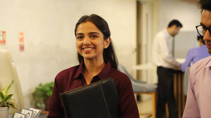 ऑरमॅक्स मीडियाच्या या आठवड्यातील सर्वाधिक पाहिलेल्या टॉप 5 वेब सीरिजच्या यादीत 'हाफ सीए सीझन 2'नं पहिलं स्थान पटकावलं आहे. या सीरिजचा पहिला सीझन प्रेक्षकांमध्ये खूप लोकप्रिय झाला होता आणि आता दुसरा सीझन देखील लोकांची मनं जिंकतोय.