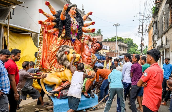 বুধবারে সপ্তমী বা দশমী হয় তবে দেবী দুর্গার যান হবে নৌকা। অর্থাৎ আগমন ও গমন হবে, নৌকায়। এর ফল-“শস্যবৃদ্ধিস্তুথাজলম”। এর ফলে প্রবল বন্যা, ঝড়, অতিবৃষ্টি  হয়। সেই সঙ্গে দ্বিগুণ শস্যবৃদ্ধি আশা করা হয়।