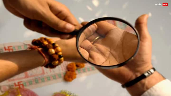 ఒకవేళ జీవిత రేఖను కత్తిరించే విధంగా అరచేతిలో చాలా చిన్న చిన్న రేఖలు ఏర్పడితే, మీ జీవితంలో ఏదైనా పెద్ద ప్రమాదం జరిగే అవకాశం ఉంది, మీరు జీవితంలో ఏదో ఒక వ్యాధితో బాధపడతారు.