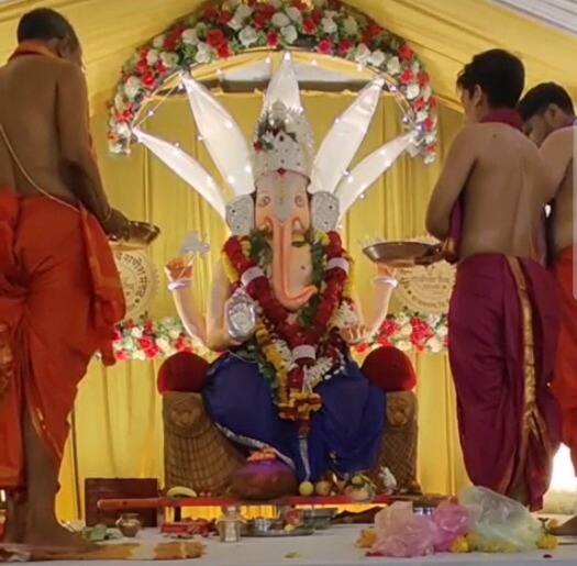 तत्कालीन निझाम सरकारने या गणपती मिरवणुक अडवली होती,त्यामुळे सदस्यांनी मिरवणूक अडविलेल्या ठिकाणाहून घोड्यावर जात हैदराबादहून स्थापना करण्याची परवानगी आणली.