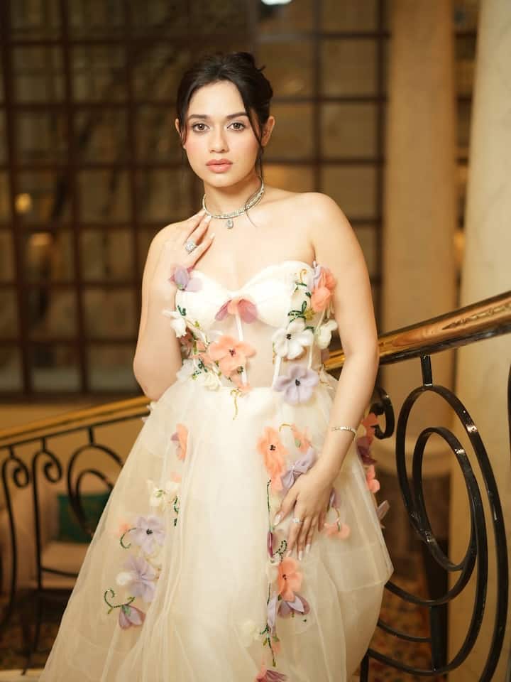 Jannat is seen in this white floral design gown. The actress looks very gorgeous with necklace and bun hairstyle.