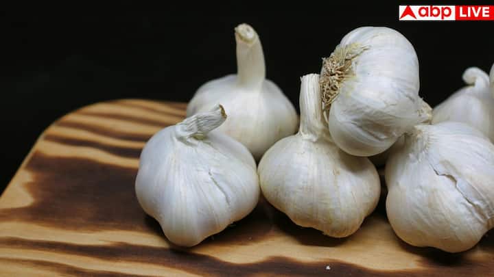 दूसरा तरीका है टेक्सचर को छूकर देखना. असली लहसुन की सतह और आकार असमान होते हैं, जबकि नकली लहसुन बहुत चिकना और परफेक्ट दिखेगा.