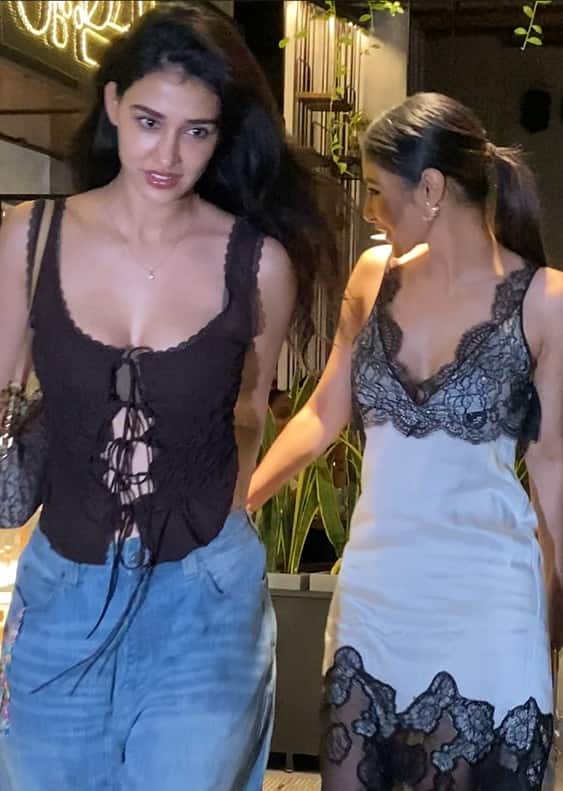 एक्ट्रेस मौनी रॉय अपनी बेस्टी दिशा पटानी के साथ डिनर डेट पर स्पॉट हुई. जहां दोनों का बेहद ग्लैमरस लुक देखने को मिला.